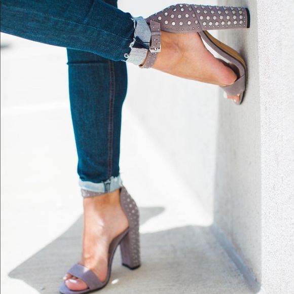 Dolce Vita Shoes - Hendrix Studded Sandal
DOLCE VITA